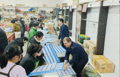 “手把手”指点运营者正在发卖散拆食物时