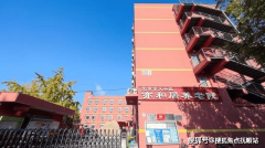 <strong>灰瓦白墙取木质廊架相映</strong> 