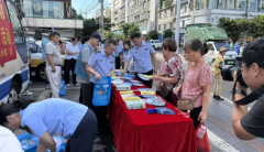 快检员现场也对超市所发卖的西红柿、娃娃菜等